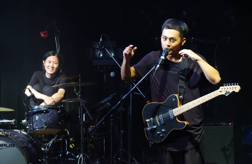 “草东”乐手蔡忆凡在爱犬去世后自杀，父亲到场认尸：跟女儿很少联系