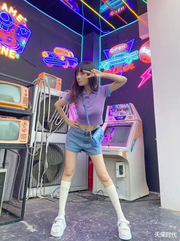 天果时代|李小璐这是辣妈逆袭少女?元气风穿搭青春活泼,还以为她28岁呢