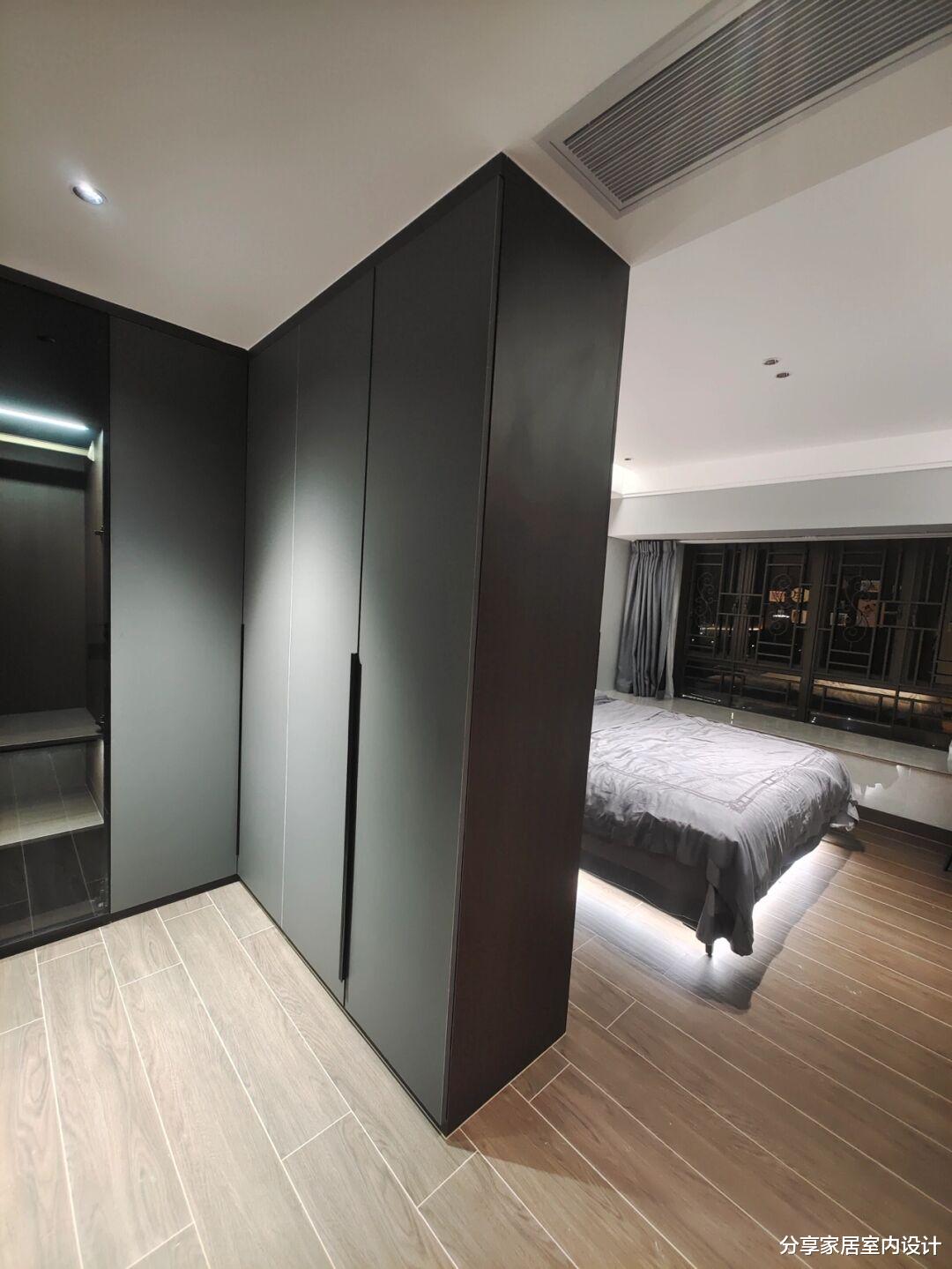 她家装修现代简约风格,“黑白灰”搭配很协调,无主灯设计很棒!