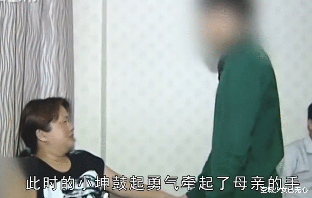 单亲妈妈独自抚养儿子8年,父亲出现后,儿子却毫不犹豫跟父亲走