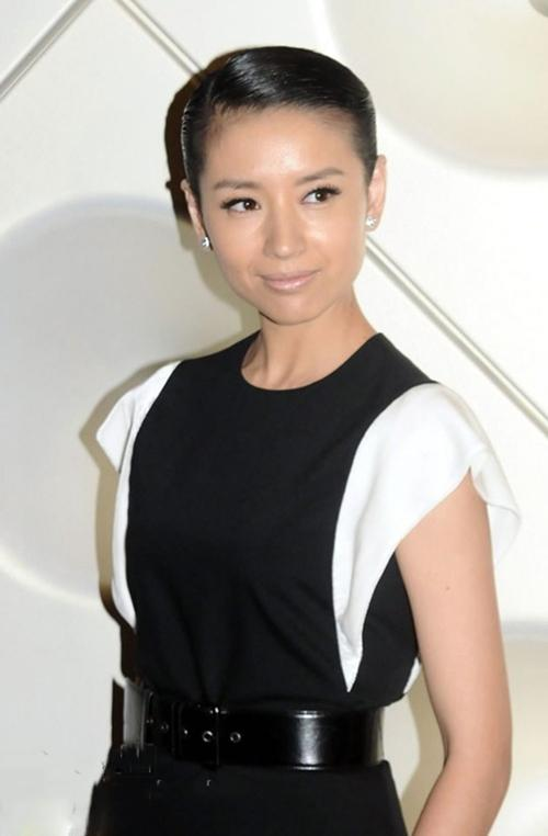 虞书欣|董洁梳了大背头挺精神，可惜被裸色口红拖了后腿，气色不好还显老