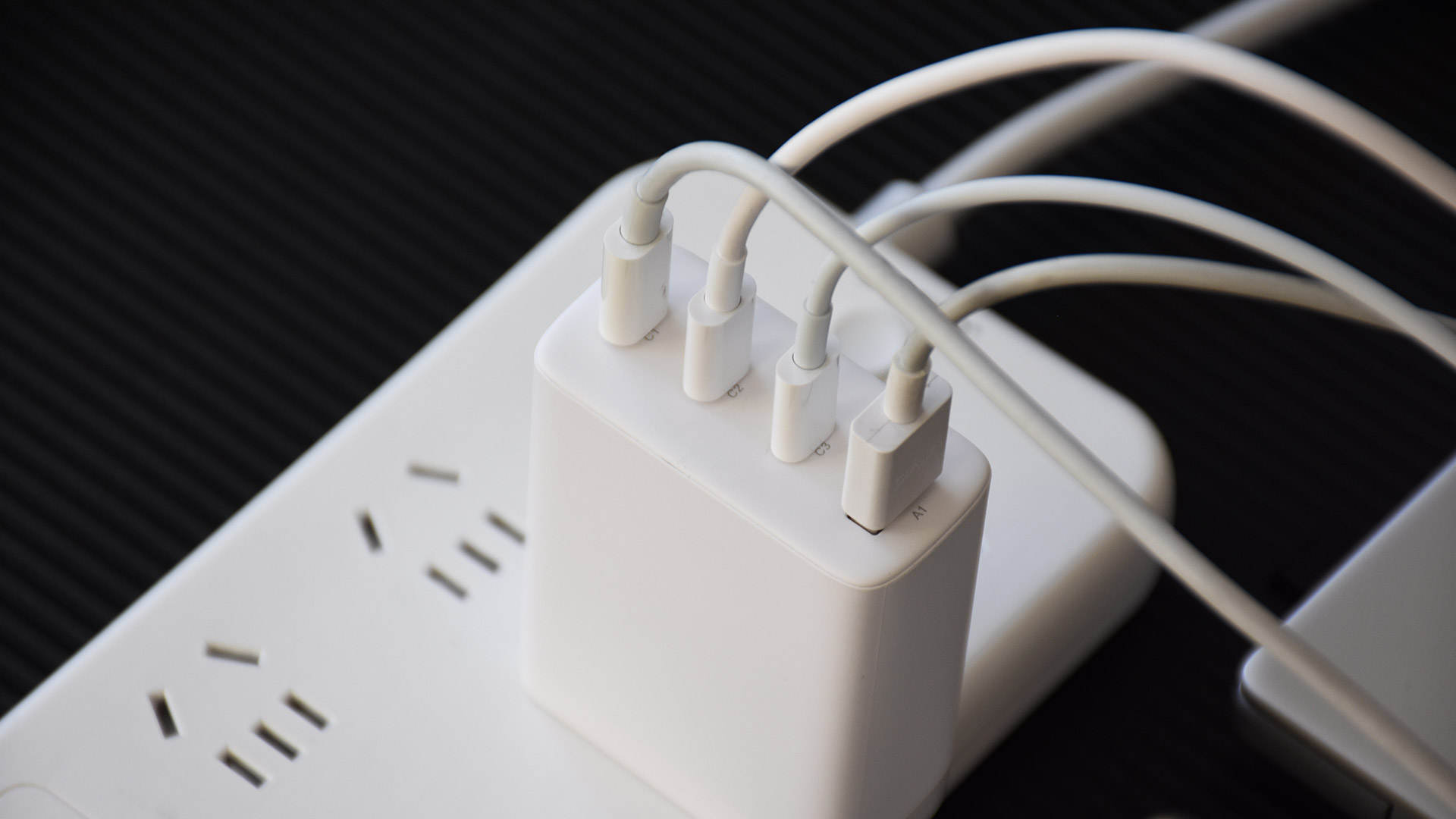 海信|奧?？?00W氮化鎵四口充電器：多口齊充 極速回血