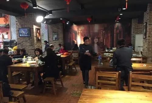 房价|街头怪象：房租高了店铺关了，街头上这个两个行业却越变越多