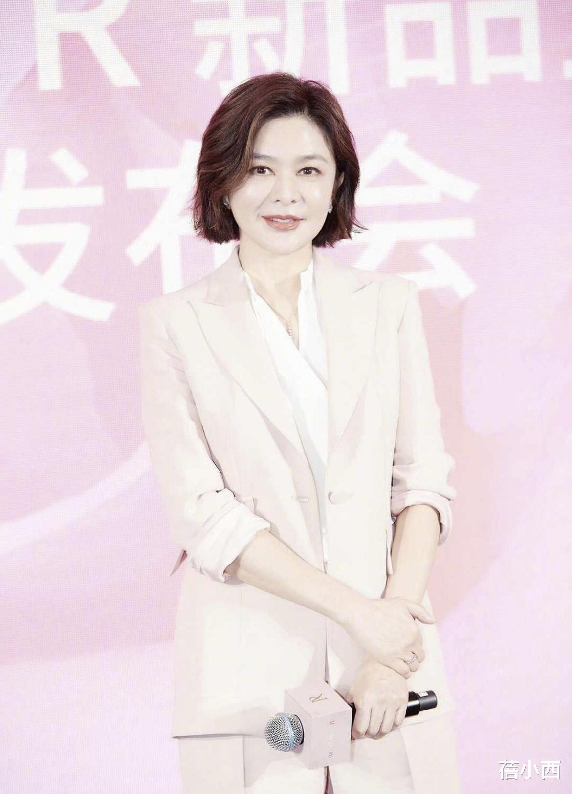 蓓小西|58岁关之琳改走混搭风，穿牛仔外套配睡衣风套装，真是不老女神