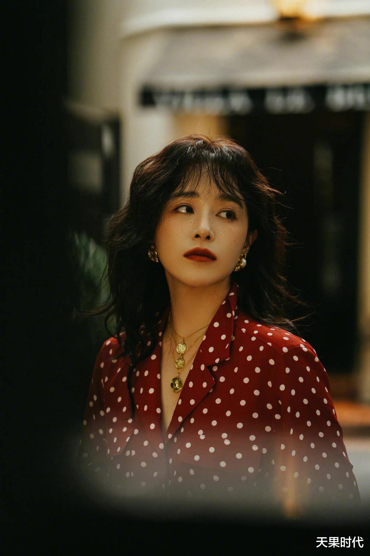 天果时代 阚清子港风造型真酷，波点衬衫配卷发时髦复古，妈妈辈的审美绝了