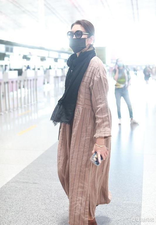 柒柒时尚记|62岁倪萍走机场,罕见化烟熏妆气场大变,拎2万元大牌包好豪气
