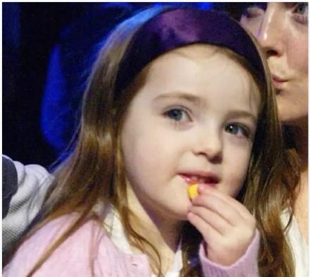 朱丽安·摩尔|朱丽安·摩尔18岁女儿真美，金发碧眼身高175厘米，小时候粉雕玉琢