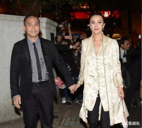 鞠婧祎|刘嘉玲一袭白色中式丝绸套装出席活动，尽显温婉东方美，骨子里透出的优雅太迷人