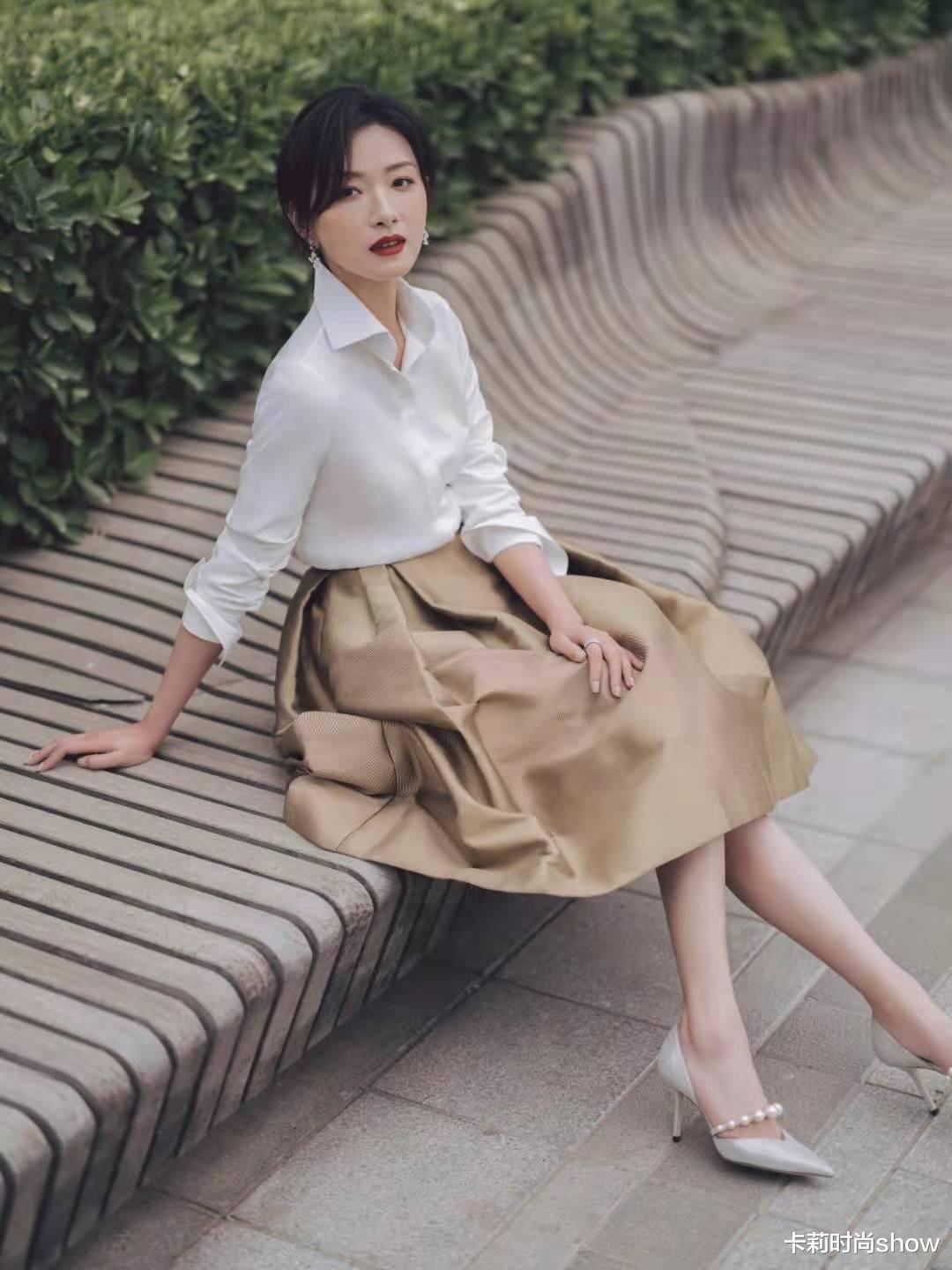 卡莉时尚show|万茜的时尚感很简单，用看似单调的黑白穿搭，才是真的显高级！