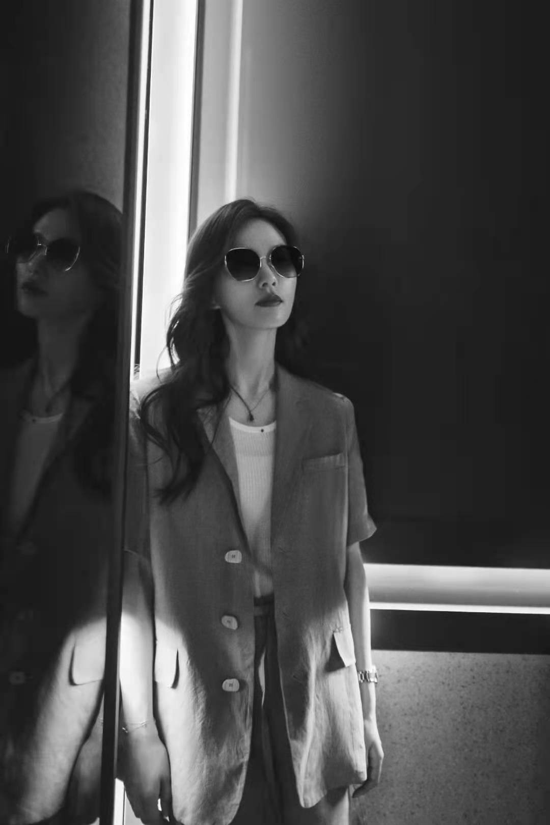 时尚风行派|刘诗诗最新美照曝光！穿廓形西装戴太阳镜变霸总，身材好到没话说