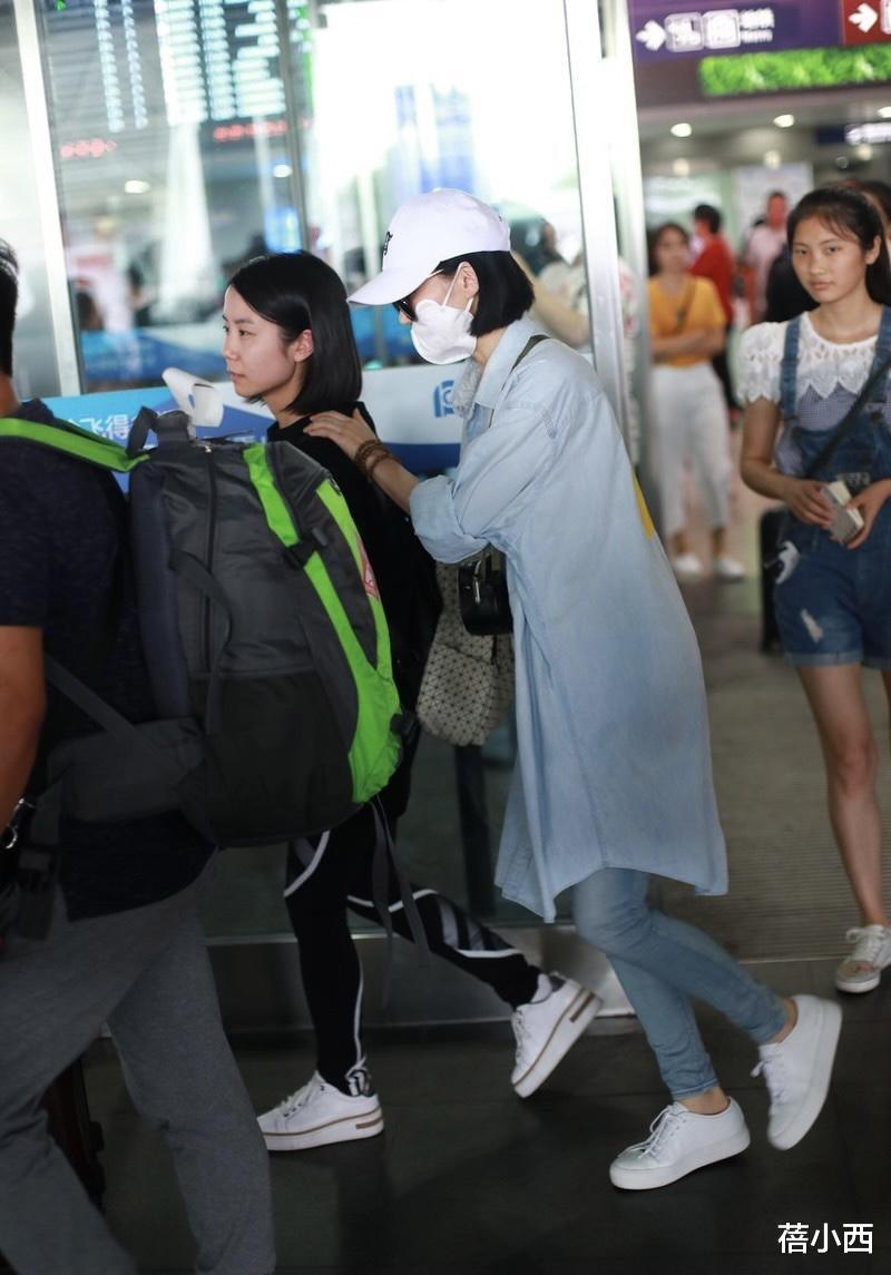 蓓小西|许晴52岁了还是那么任性，穿长款衬衫配牛仔裤，像20几岁的小姑娘