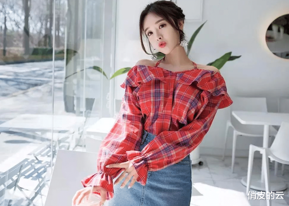 qg|公司新来的销售主管，一件白色衬衫青春又活力，这身行头够“合格”吗