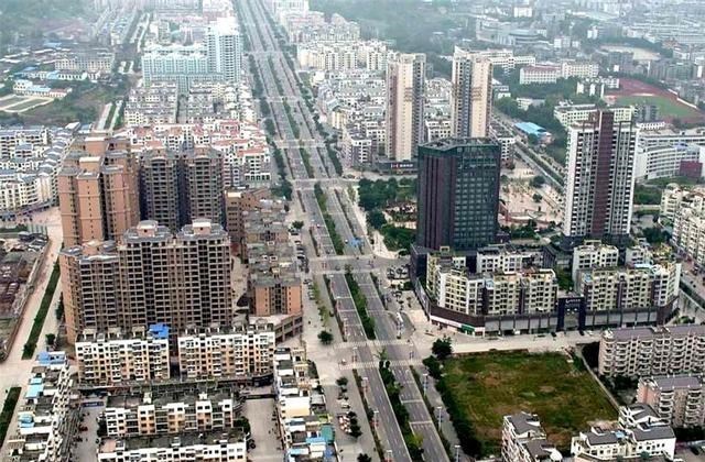 挖掘机 2021年,四川男子挖夫妻合葬墓,因生基石板太重,竟喊来挖掘机