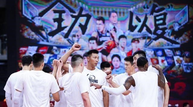 清浅微笑的我|正式签约！易建联与广东宏远完成续约，放弃顶薪让人敬佩