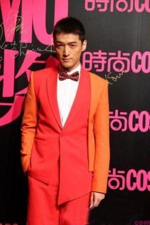 天鹅颈|当男明星都爱上红装, 胡歌拼色帅气靓丽，鹿晗白衬衫搭红西装，干净，阳光