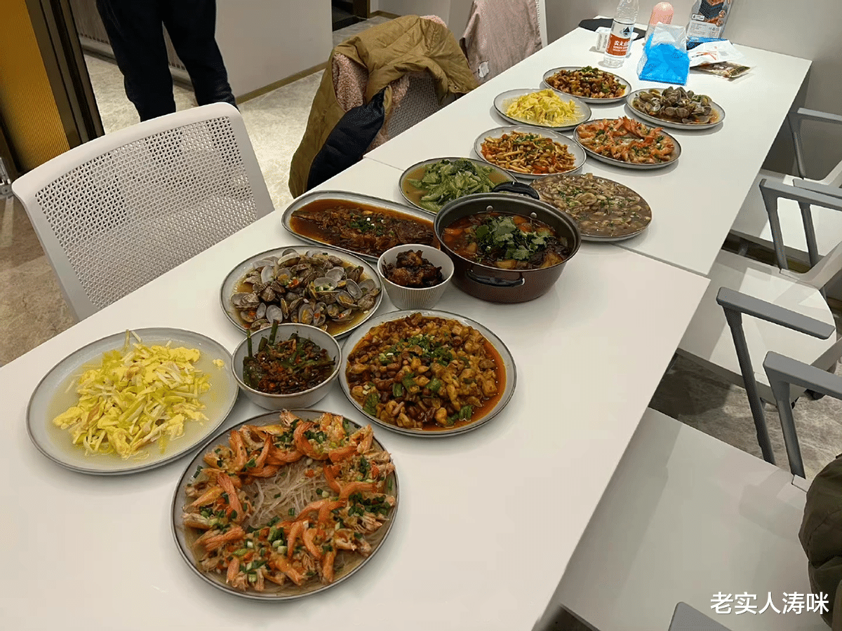 Uzi|“UZI来全吃了”!BLG伙食曝光,1顿15个菜,比EDG庆功宴还丰盛