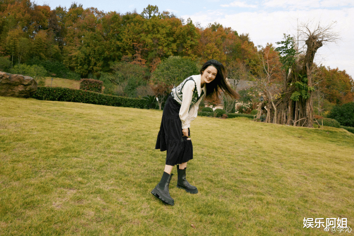 迪丽热巴|女星营业美照释出！热巴背挂羽绒服显调皮，关晓彤穿礼服打乒乓球