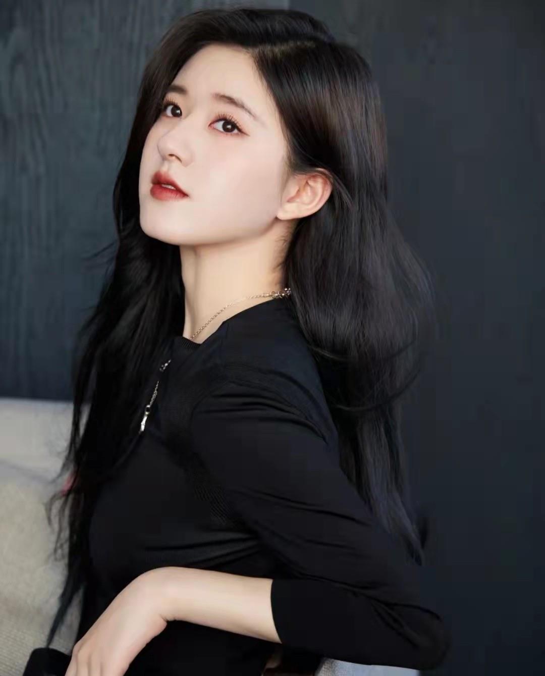 发型 赵露思真是穿搭精，发型可爱、穿搭减龄，照着学会很甜