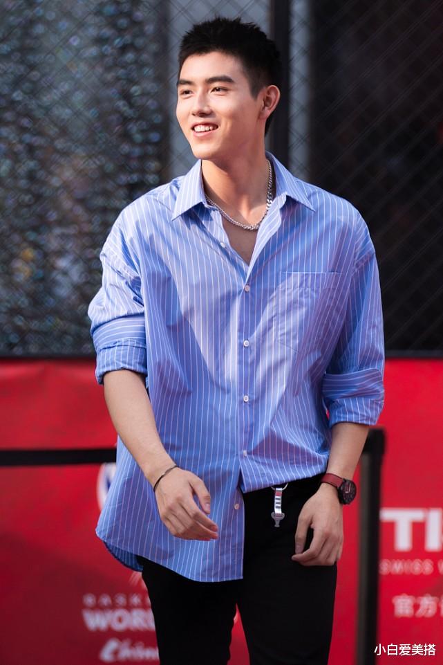 小白爱美搭|陈凯歌陈红的儿子陈飞宇,穿着条纹衬衫好帅气,阳光男孩气质尽显