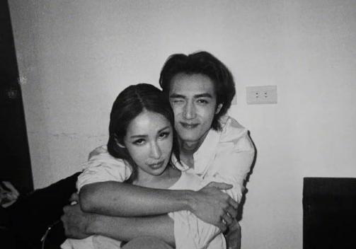 萧亚轩|萧亚轩深夜秀恩爱，暗示与黄皓的关系已升级，粉丝纷纷送上祝福