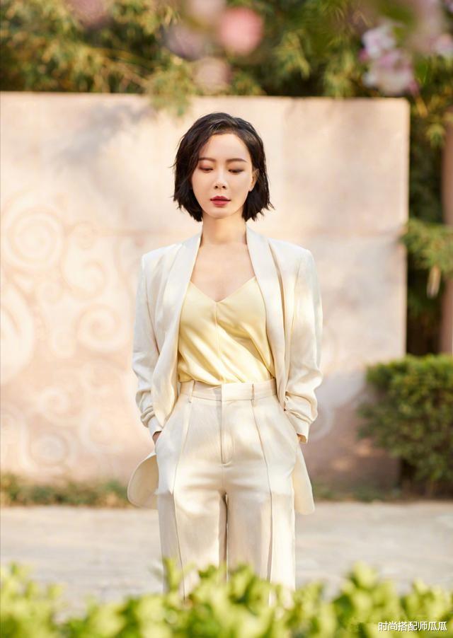 时尚搭配师瓜瓜|建议45岁的女人少穿一身花！这3种“简约色”才真高级，穿上准美