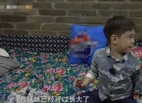 霍思燕|真是代孕？霍思燕一家出行牵着小女孩儿出现，比嗯哼小多次4人出镜