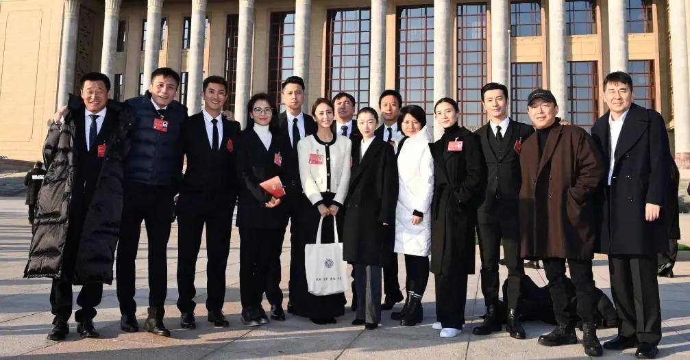 佟丽娅|文代会现场!佟丽娅打扮端庄认不出,周冬雨变陪衬刘涛摆拍太明显