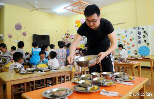 幼儿园全攻略|男老师在幼儿园很吃香？现实家长质疑同事排挤，不如转行其他工作