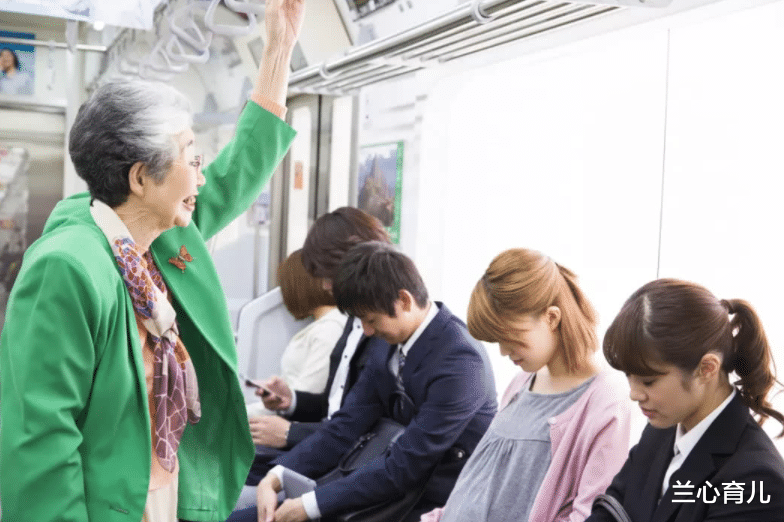 兰心育儿|孕妇坐地铁无人让座,白发爷爷无奈起身,网友:五味杂陈