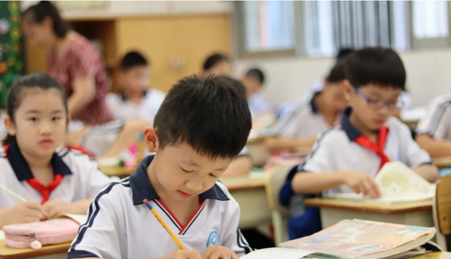家有二宝育儿|9月开学中小学将实行5+2+2学制？学年缩短真可行吗，教育部做回应
