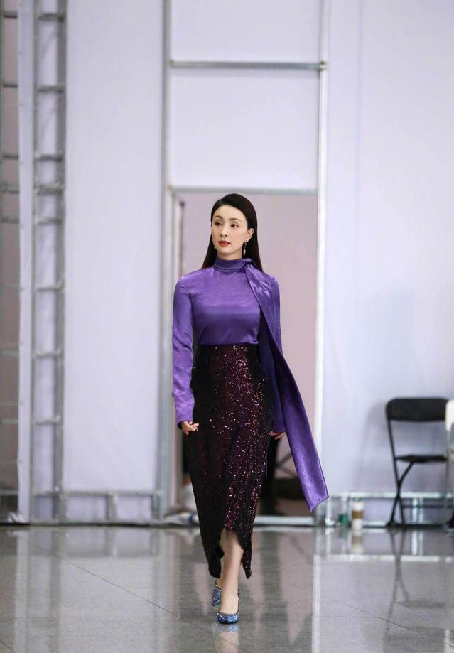 高丽虹|洪金宝夫妇走红毯，高丽虹穿“黄金亮片裙”真贵气，太给老公长脸