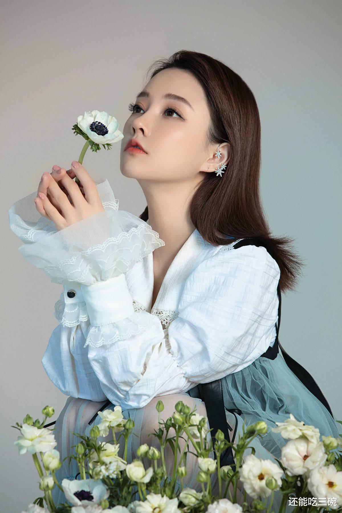 冯提莫|冯提莫穿十厘米短裙出席音乐会，大长腿蚂蚁腰太吸睛