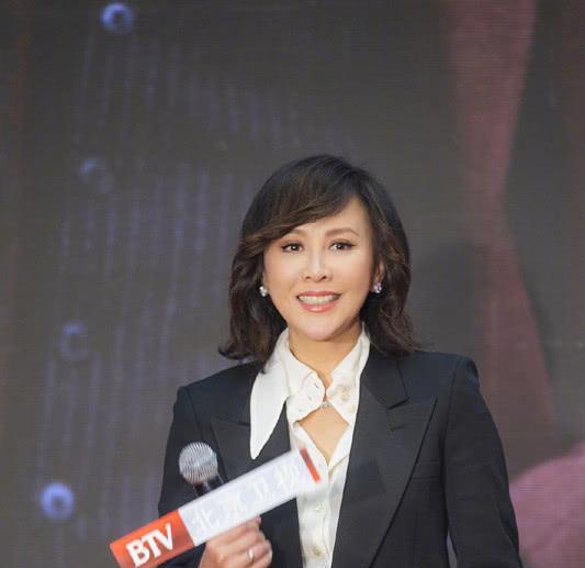 穿衣搭配|刘嘉玲又换发型，做成斜偏分发型干练状态又好，哪像54岁！