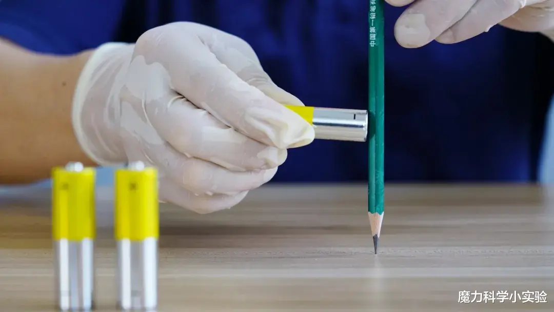 魔力 魔力科学小实验，铅笔粘上电池和磁铁，竟然飞快地转起来了！
