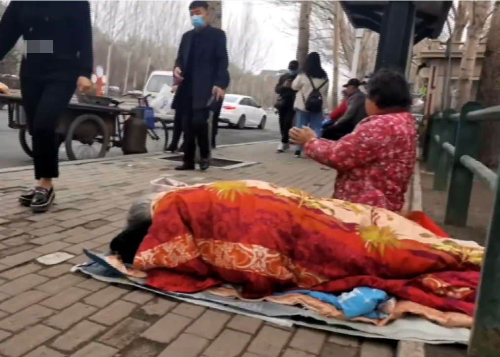 大城侃社会 老人躺路边不动乞讨，听到有人报警后，立马起来拔腿就跑