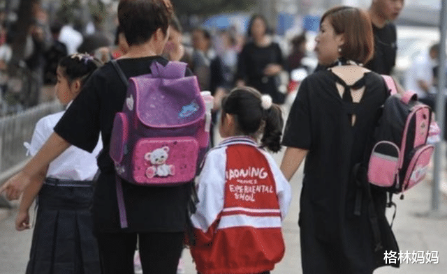 格林妈妈|“不怕娃丢脸？”宝妈开电动车接孩子被吐槽，网友：攀比害人