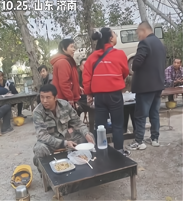 山东:一男子嫌饭菜不好吃把饭菜倒桌子上,遭老板娘怒斥