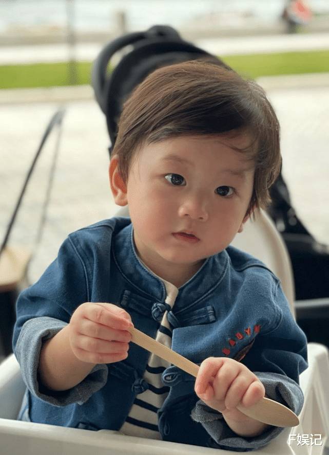 申世景|TVB小生陈山聪放假陪妻儿游玩享受家庭乐 1岁儿子学走路的模样可爱