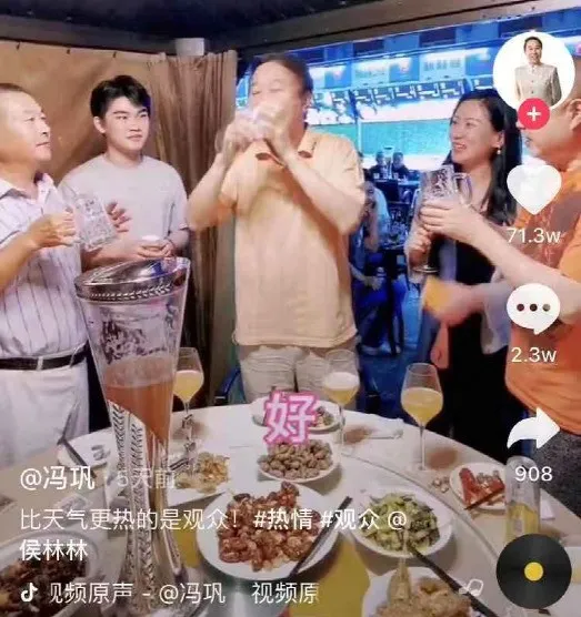 章小蕙|?64岁冯巩饭局私照流出，我瞬间体悟最隐蔽的社交潜规则