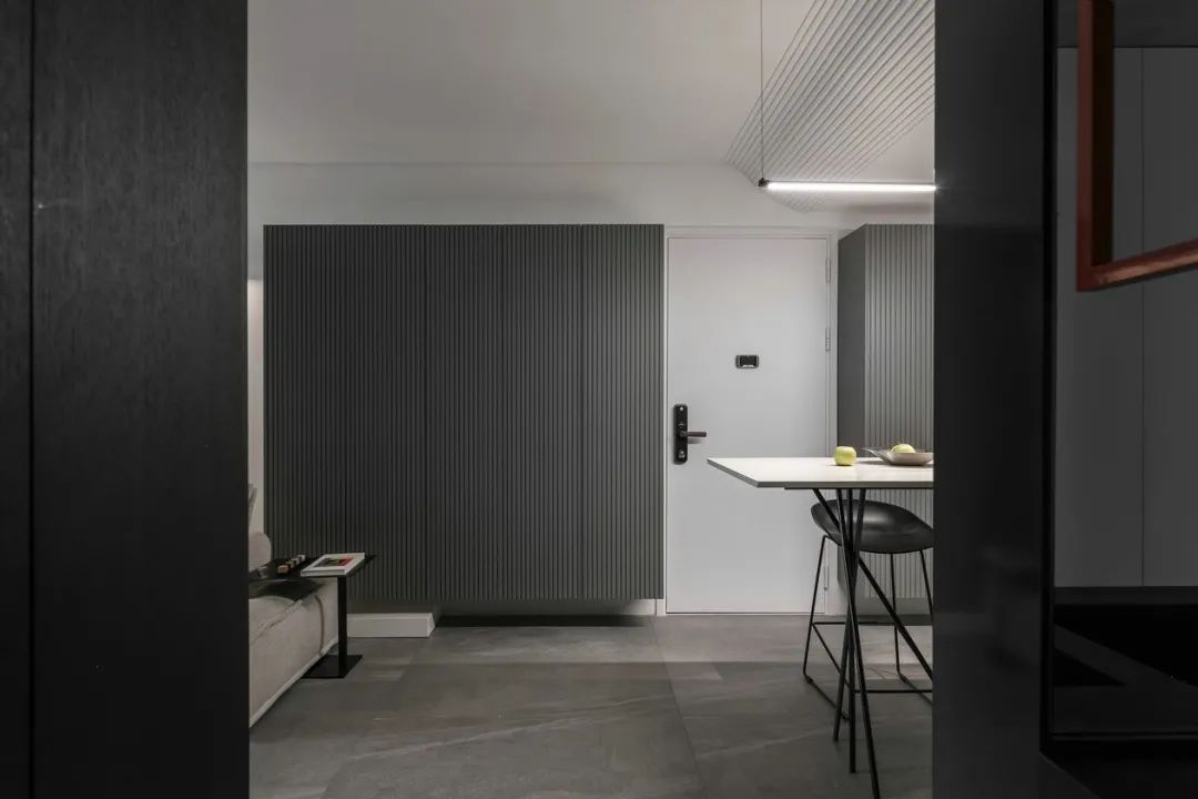 小花园+迂回动线，这个65m2黑白灰空间，越看越高级！