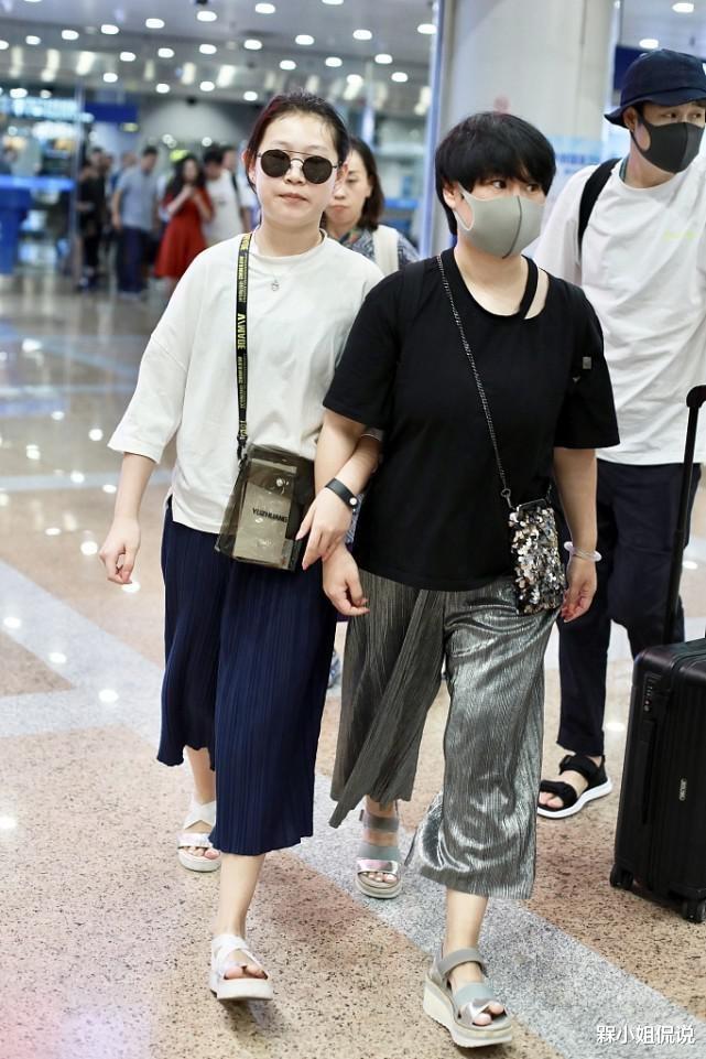 槑小姐侃说|小沈阳带妻女走机场，仨人穿基础单品朴实接地气，女儿比妈还要高