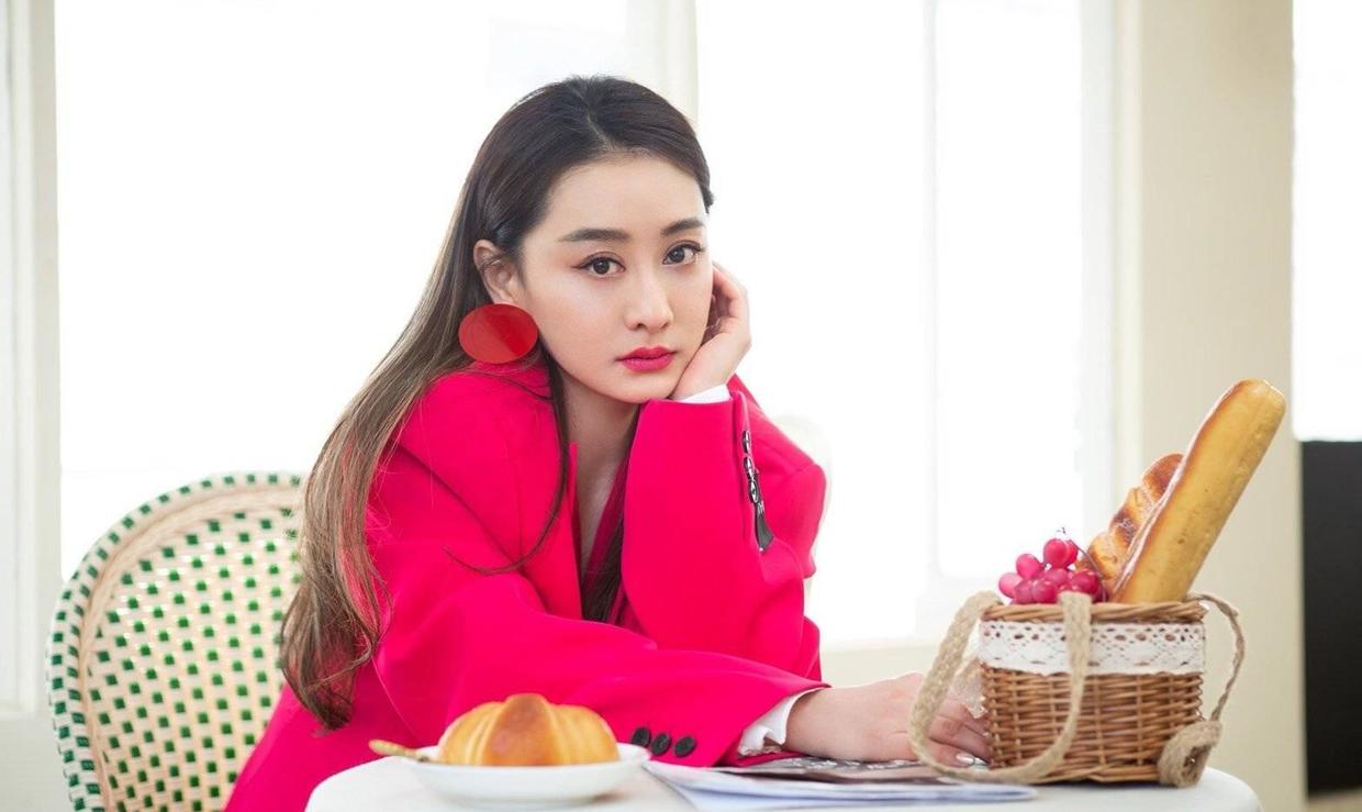 何有强|陈德容越老越敢穿，红色豹纹上衣搭配黑色长裤张扬高调，气场全开
