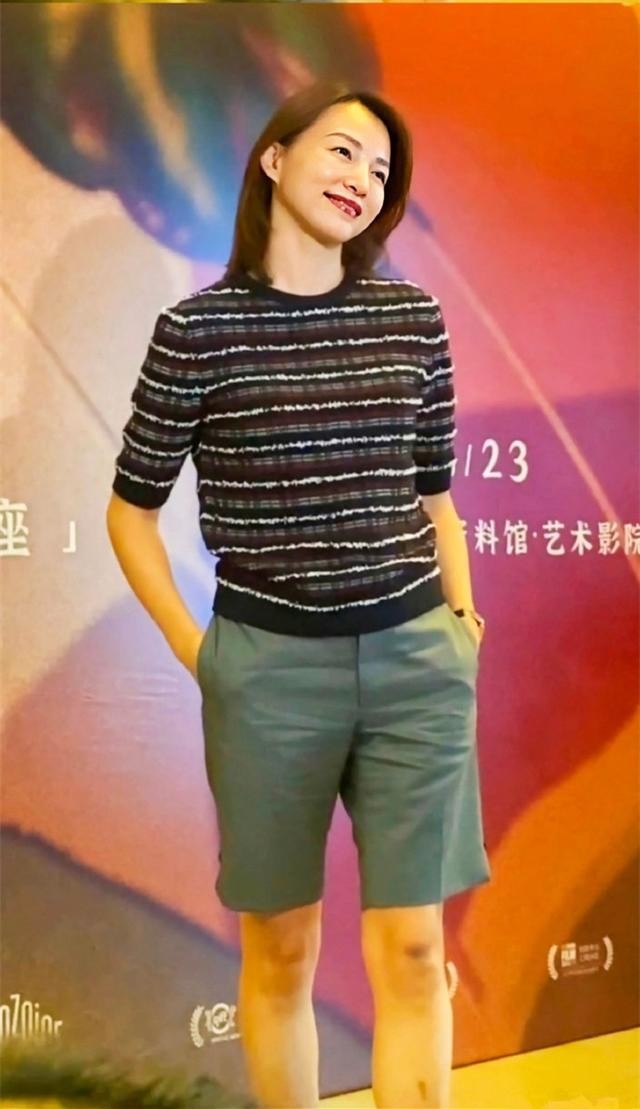 美人哒 董卿活成70后骄傲，针织衫配短裤“上厚下薄”，显瘦不说还挺时髦