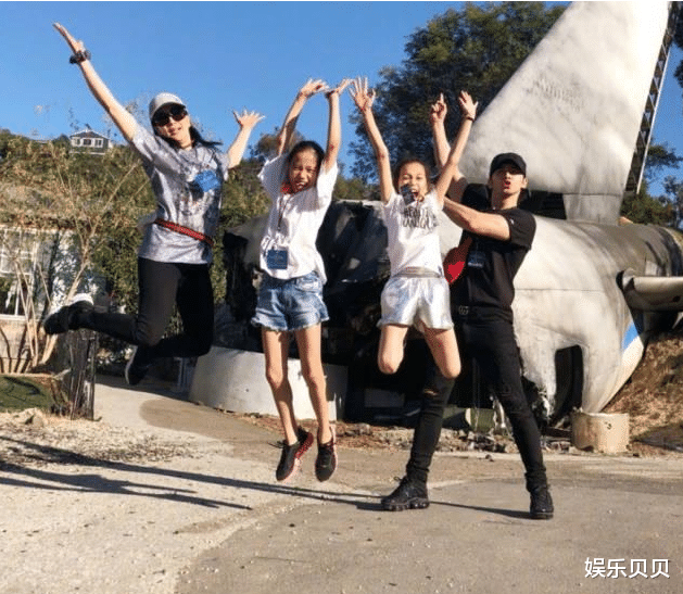 钟丽缇|钟丽缇一家六口过节！两位女儿穿红裙美得难分上下，公婆也现身了