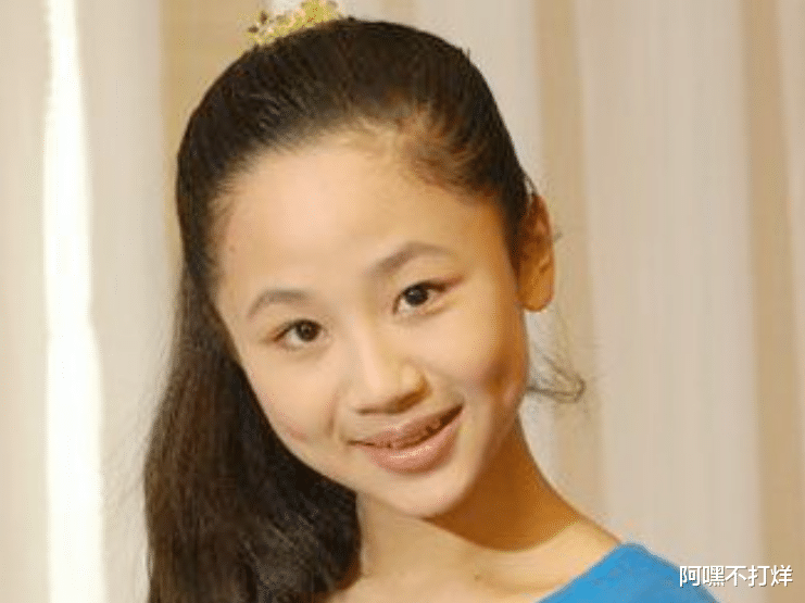 杨紫|为啥杨紫拍照不喜欢露手？看清她手部特写后，网友：上帝真公平