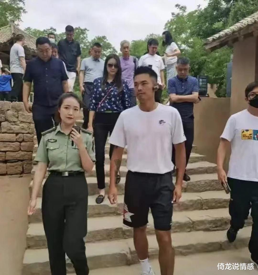 安杰|38岁林丹和40岁谢杏芳，带5岁儿子出游，被指表情冷漠距离感十足