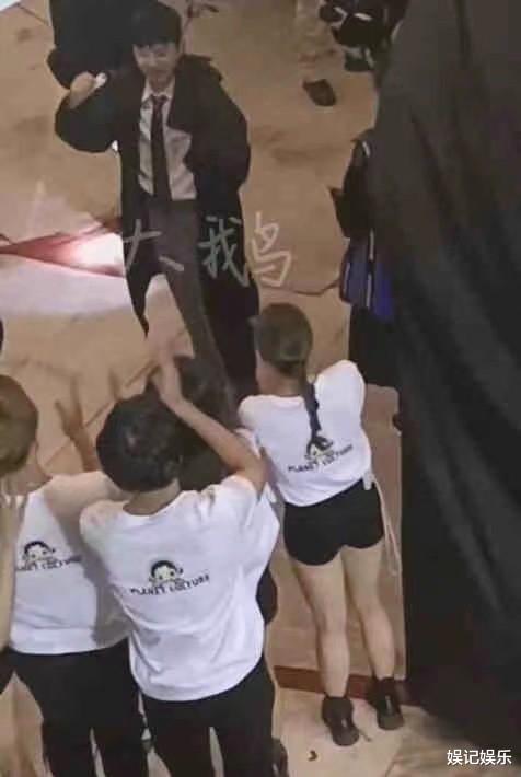 张杰|谢娜陪张杰就医画面曝光，娜姐挎着蓝色布包，目光都在老公身上