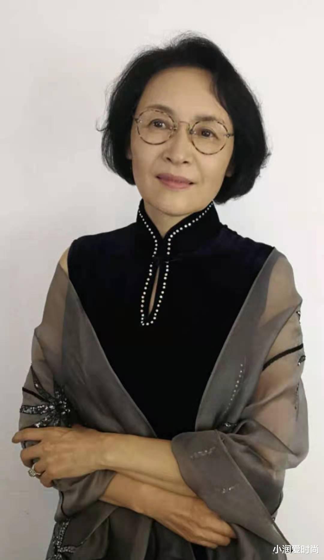 小润爱时尚|66岁宋晓英老年真会穿，旗袍+披肩、西装+半裙，妈妈们照穿贵气