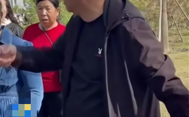 贯丹萱 山西太原:景区扮演孙悟空拉游客拍照,拍完就要20元,不给不让走