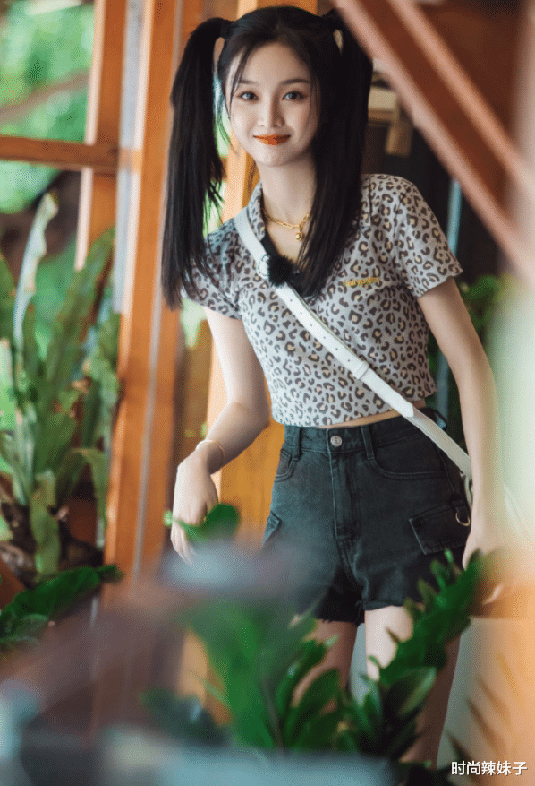 时尚辣妹子|别再说吴宣仪撞脸杨幂了，看她梳双马尾后的状态，杨幂真没法比